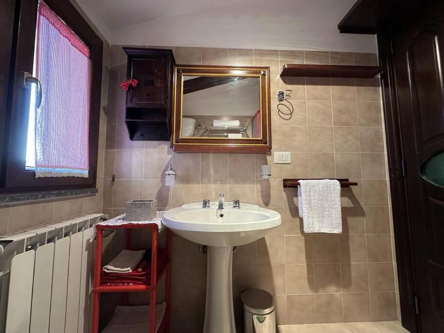 Free Parking La Bianca Neve Cottage Кастель-ди-Сангро Экстерьер фото